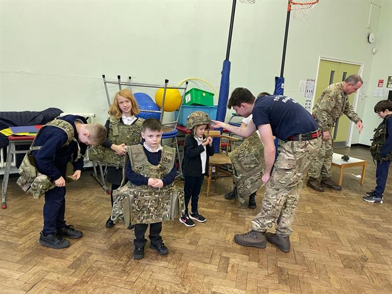 SSCE Cymru :: Service Children from Baglan Primary School meet the Army ...